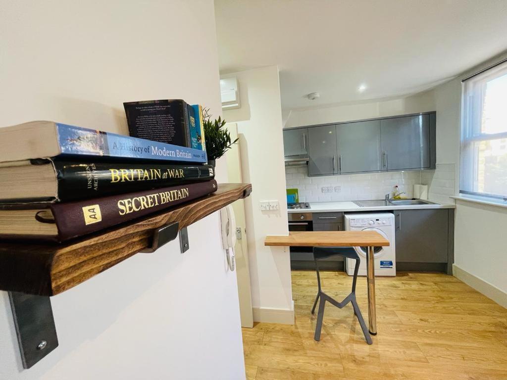 Lovely 2 Bedroom Serviced Apartment In 런던 외부 사진